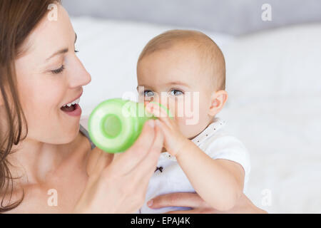 Mutter Fütterung Baby mit Milchflasche Stockfoto