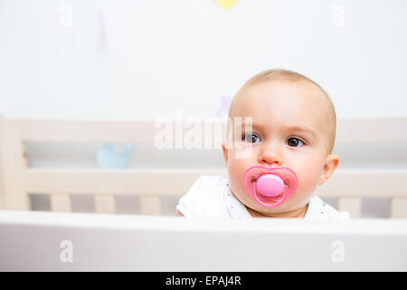 Nahaufnahme von einem niedlichen Baby mit Schnuller im Mund Stockfoto