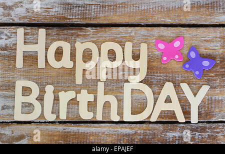 Happy Birthday geschrieben mit Holzbuchstaben auf rustikalen Holz Stockfoto
