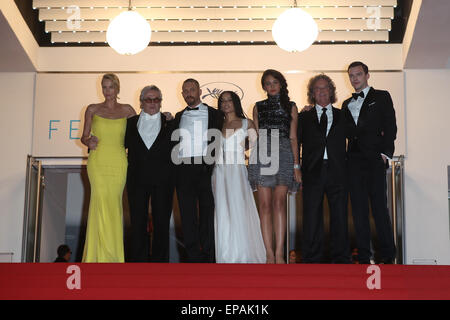 Cannes, Frankreich. 14. Mai 2015. CANNES, Frankreich - Mai 14: Charlize Theron, George Miller, Tom Hardy, Zoe Kravitz, Courtney Eaton, Doug Mitchell und Nicholas Hoult besuchen die "Mad Max: Fury Road" Premiere während der 68. annual Cannes Film Festival im 14. Mai 2015 in Cannes, Frankreich. (Foto von Antonio Barros) / Allianz Bild © Dpa/Alamy Live-Nachrichten Stockfoto