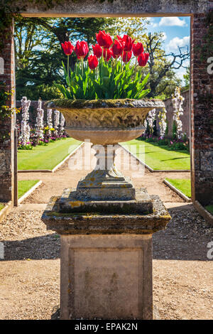 Blick durch das Hazel Walk im privaten ummauerten Garten im Bowood House in Wiltshire. Stockfoto