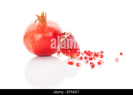 Granatapfel-Hintergrund. Ganze Granatapfel und Granatapfel Kern isoliert auf weißem Hintergrund. Gesundes Obst essen, super-Lebensmittel. Stockfoto