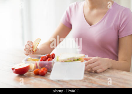 Nahaufnahme von Frau mit Essen in Kunststoff-container Stockfoto