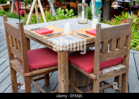 Nahaufnahme von Besteck mit Glas und Serviette auf Tisch Stockfoto