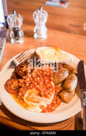 Englisches Frühstück vegetarisches im St. Agnes Hotel verfügt über kostenlosen WLAN-Zugang für Computer-Laptop-Nutzer, im Zentrum des Dorfes von St. Agnes in Nord Cornwall, England. Stockfoto