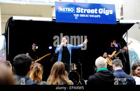 Brighton, UK. 15. Mai 2015. Die Dunwells führen auf der Bühne mobile street Gigs wie die Metro große Escape Music Festival in Brighton an diesem Wochenende, The Great Escape statt Musikfestival, die aufstrebende Künstler aus aller Welt mit über 400 gehört, Vitrinen und kommenden Bands an 35 Orten in Brighton Credit durchführen: Simon Dack/Alamy Live News Stockfoto