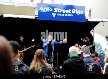 Brighton, UK. 15. Mai 2015. Die Dunwells führen auf der Bühne mobile street Gigs wie die Metro große Escape Music Festival in Brighton an diesem Wochenende, The Great Escape statt Musikfestival, die aufstrebende Künstler aus aller Welt mit über 400 gehört, Vitrinen und kommenden Bands an 35 Orten in Brighton Credit durchführen: Simon Dack/Alamy Live News Stockfoto