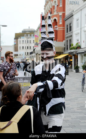 Brighton, UK. 15. Mai 2015. A Street Performer interagiert mit den Bürgern im Theaterviertel der Stadt während der Brighton Fringe Festival Kredit: Simon Dack/Alamy Live News Stockfoto