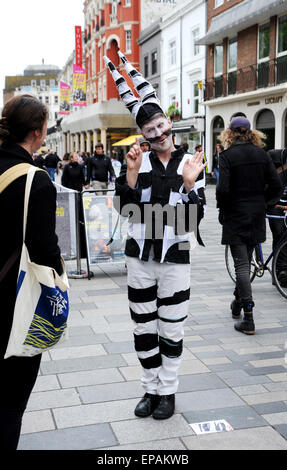 Brighton, UK. 15. Mai 2015. A Street Performer interagiert mit den Bürgern im Theaterviertel der Stadt während der Brighton Fringe Festival Kredit: Simon Dack/Alamy Live News Stockfoto