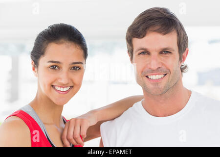 Nahaufnahme eines Anfalls lächelnde paar im Fitnessraum Stockfoto