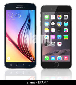 Black Sapphire Samsung Galaxy S6 und schwarzes Apple iPhone 6 auf weißem Hintergrund. Stockfoto
