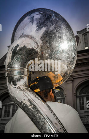 Straßenmusiker unterhält Touristen in Jackson Square mit seiner Tuba im French Quarter von New Orleans, LA Stockfoto