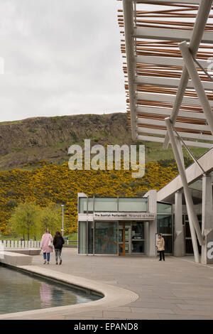 Schottische Parlamentsgebäude, Eintritt Edinburgh, Schottland - zeigt die neue Besucher Sicherheit, Holyrood Park und Salisbury Crags Stockfoto