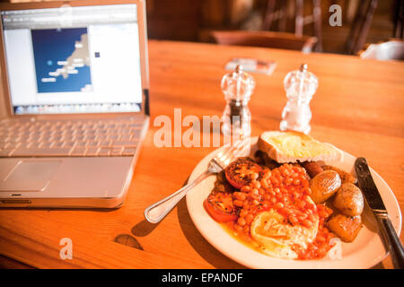 Englisches Frühstück vegetarisches im St. Agnes Hotel verfügt über kostenlosen WLAN-Zugang für Computer-Laptop-Nutzer, im Zentrum von v Stockfoto