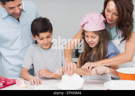 Familie von vier vorbereitenden Cookies in der Küche Stockfoto