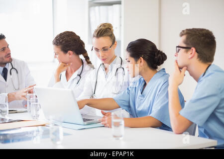 Arzt und Krankenschwester diskutieren über laptop Stockfoto