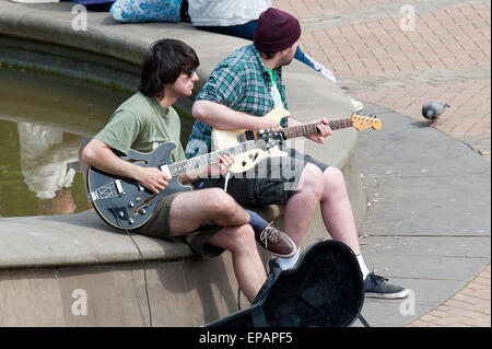 Birmingham, West Midlands, UK. 15. Mai 2015. Straßenmusikanten entspannen Sie an einem sonnigen Tag in Birmingham. Bildnachweis: Graham M. Lawrence/Alamy Live-Nachrichten. Stockfoto