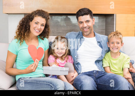 Lächelnd Familie sitzen auf Sofa feiern Geburtstag Stockfoto