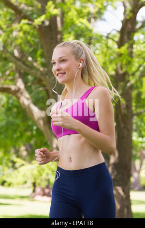 Gesunde und schöne Frau im Sport BH Joggen im park Stockfoto