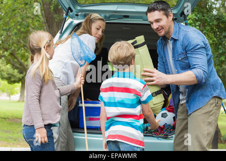 Familie entladen Kofferraum beim Picknick Stockfoto