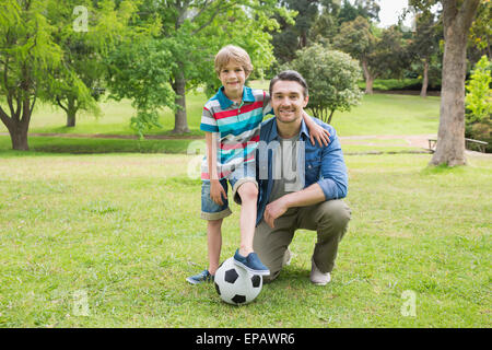 Porträt von Vater und Sohn mit Ball im park Stockfoto