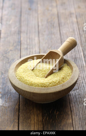 Bulgur-Weizen, türkisches Essen isoliert auf Schale Stockfoto