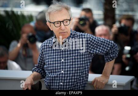 Cannes, Frankreich. 15. Mai 2015. Regisseur Woody Allen posiert in einem Fototermin für seinen Film "Irrationale Mann" bei den 68. Filmfestspielen in Cannes, Südostfrankreich, 15. Mai 2015. © Xinhua/Alamy Live-Nachrichten Stockfoto