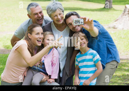 Mann unter Bild der Großfamilie im park Stockfoto