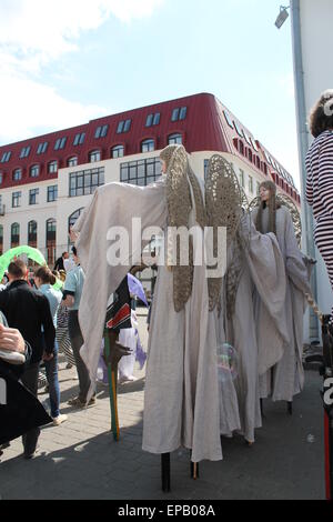 Engel auf Stelzen auf ||| Minsk Forum der Street Theater, Mai, Minsk Stockfoto