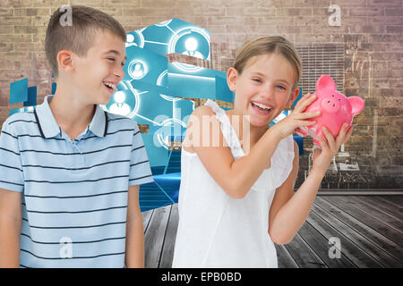 Zusammengesetztes Bild von lächelnden jungen Mädchen verwahrenden Piggy bank Stockfoto