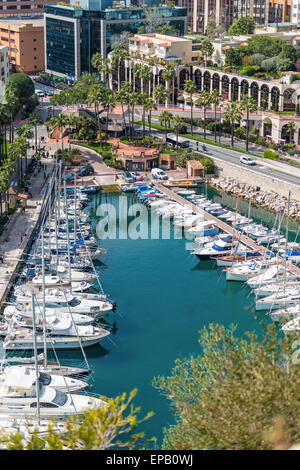 Luxus-Yachten vor Anker im Hafen de Fontvieille in Monaco an einem sonnigen Tag Stockfoto