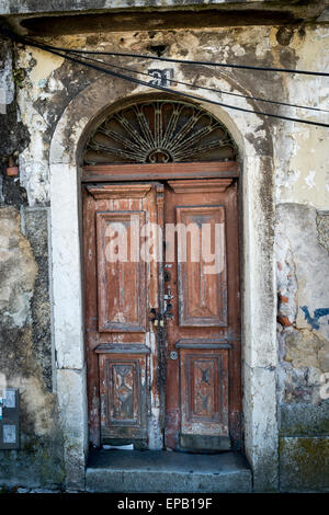 Traditionelle Holztür auf einem verlassenen Gebäude in Belem Viertel von Lissabon portugal Stockfoto