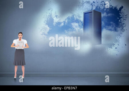 Zusammengesetztes Bild schockiert stilvolle Geschäftsfrau hält Zeitung Stockfoto