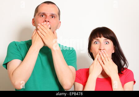 Schockiert und überrascht Frau und Mann, Hände über Mund, große Augen, Gesichtsausdruck und menschliche emotion Stockfoto