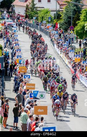 Ebern, Deutschland. 15. Mai 2015. HANDOUT - zeigt ein Handout Bild auf 15. Mai 2015 zur Verfügung gestellten Fahrern lesen am Ende der 3. Etappe der Bayern-Rundfahrt Radsport aus Selb in Ebern, Deutschland, 15. Mai 2015. Foto: Bayern Rundfahrt/Henning Angerer/DpaMANDATORY CREDITS: Foto: Bayern Rundfahrt/Henning Angerer/Dpa) / Dpa/Alamy Live News Stockfoto