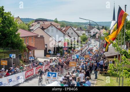 Ebern, Deutschland. 15. Mai 2015. HANDOUT - zeigt ein Handout Bild auf 15. Mai 2015 zur Verfügung gestellten Fahrer erreichen das Ende der 3. Etappe der Bayern-Rundfahrt Radsport aus Selb, Ebern, Deutschland, 15. Mai 2015. Foto: Bayern Rundfahrt/Henning Angerer/DpaMANDATORY CREDITS: Foto: Bayern Rundfahrt/Henning Angerer/Dpa) / Dpa/Alamy Live News Stockfoto