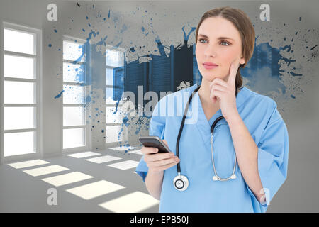 Zusammengesetztes Bild der jungen Ärztin denken Stockfoto