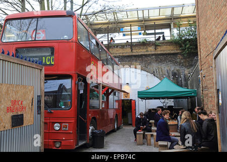 Der schrullige umgebaute Bus Kruste Dirigent pop-up-Restaurant, im trendigen Peckham Rye in SE London, England, UK Stockfoto