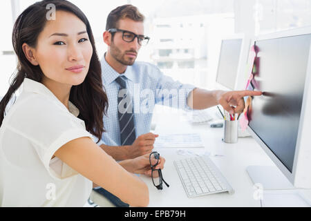 Seitenansicht des lässigen Foto-Editoren arbeiten am computer Stockfoto