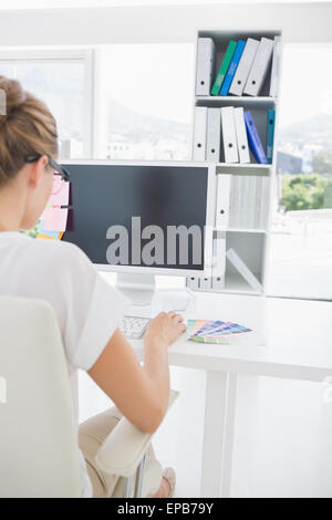 Rückansicht des Foto-Editor arbeiten am computer Stockfoto