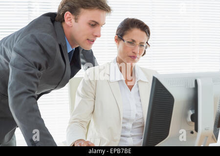 Elegant gekleidete Business-paar mit computer Stockfoto
