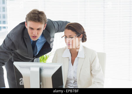 Elegant gekleidete Business-paar mit computer Stockfoto