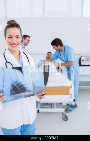 Arzt Holding Röntgen mit Chirurgen und Patienten im Krankenhaus Stockfoto