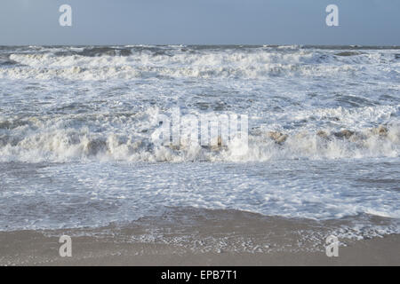 Stürmische Meer vom Strand mit hohen Wellen gesehen Stockfoto