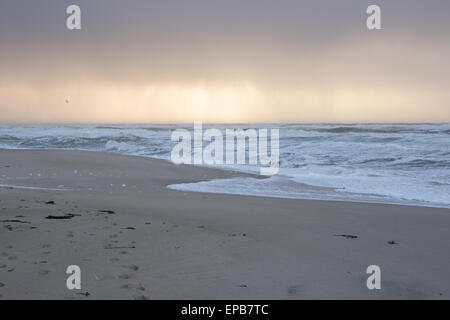 Stürmische Meer vom Strand mit hohen Wellen gesehen Stockfoto