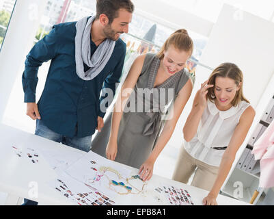 Drei Entwürfe diskutieren Modedesigner Stockfoto