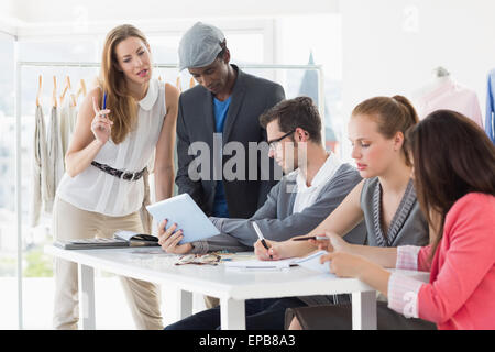 Mode-Designer Entwürfe diskutieren Stockfoto