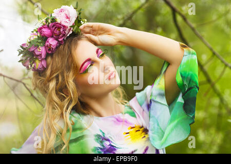 Porträt einer jungen Frau mit Blume Krone Stockfoto