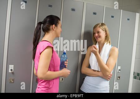Sport Frauen reden in Umkleidekabine Stockfoto