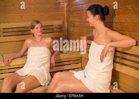 Zwei Frauen reden in der sauna Stockfoto
